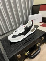出厂价： Thombrowne 汤姆布朗官网步同更新 、最新男士休闲鞋，意大利进口头层牛皮+牛皮内里，橡胶耐磨大底，精线美条、没过有多修饰，欧美风格、上舒脚服上