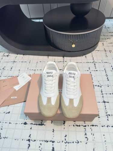 Miumiu 24Ss 秋冬新款 情侣 德训鞋 复古休闲鞋 最新款德训小白鞋，在找小白鞋还要复古的还要舒适的 还要那种德训鞋的可以看过来了 秋冬火爆款休闲鞋，今