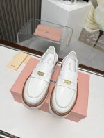 高品质出品 金币厚底乐福鞋~ 高级感十足，一瞬间就成了miumiu的史诗级款式，鞋面中间嵌入“金币”复古又时髦，藏起来这种可爱小心思又甜又酷，鞋型圆润秀气，上脚