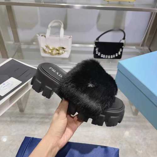 出厂价： 最新款普拉达拖鞋，高级獭兔毛拖鞋 鞋面饰涂珐琅金属三角形徽标 5.5厘米橡胶鞋底 凹凸鞋底花纹橡胶底 码数35 41码