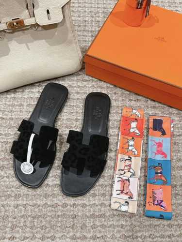 出厂价 斑点系列 Hermes 爱马仕h拖鞋oran凉鞋系列 时尚又百搭 超级舒服 每个细节都做到极致 原版麂皮 原版1:1独家私模鞋面 原版真皮沿条大底 包装