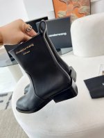 冲量价: Alexander Wang 亚历山大 王 秋冬新品 纽约时装周大王字母靴上新 Ins风格新款推出 使用了大王经典方跟简洁风，讲究线条的设计理念，女王