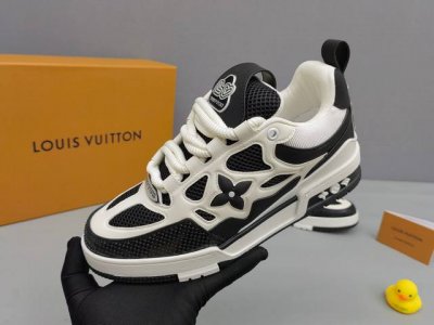 之前在LV大秀曝光的这款面鞋包型SK8最近确将认于年早春售发，算是 Virgil Abloh给LV的鞋款系列下留的设计遗产，鞋上帮以皮打革造了LV经典的花卉志标