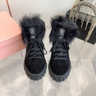 出厂价 Miumiu缪缪雪地靴棉鞋 秋冬新款棉鞋毛毛单鞋来自miu Miu系列的细节特写 新季的潮流要素 与此刻挚爱的概念，多元对撞，传达现代风格~ 怎么穿都好