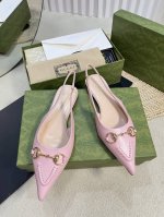 Gucci 24ss春夏新款 G家尖头马衔扣V型系列，经典再现，简约设计高雅品质，鞋面以羊皮双G布材料匠心打造，鞋面缀饰亮眼的经典马衔扣，后带着釆用松紧带设计，