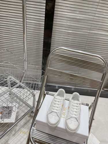 Dior迪奥 新色系运动鞋 小白鞋 这款dior Star运动鞋延续经久不衰的轮廓，采用牛皮革精心制作，所以上脚会特别的舒服哦 饰以同色调绒面革镶片金属星星装饰