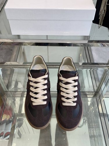 Maison Margiela mm6 新色马吉拉情侣款经典德训鞋 马吉拉最最舒服的德训鞋子了！复古感满满！随便穿搭就可以很高级！鞋子很轻便！穿起来上脚超级舒服