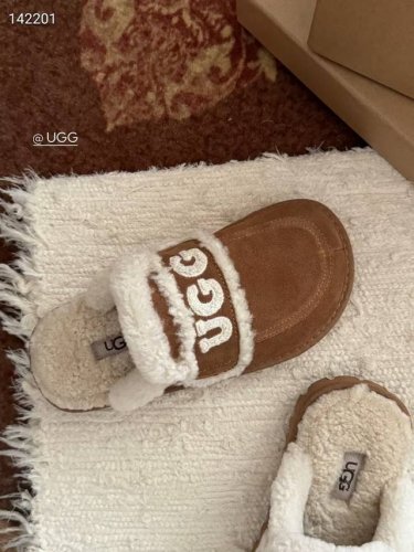 顶级版本 Ugg Logo拖鞋太火啦 一眼就上头的款式 胖胖的方圆头鞋 加上羊毛边边logo 憨憨的可爱。鞋身很轻巧 走路简直可以跳起来！ 四色:栗色 咖色 沙