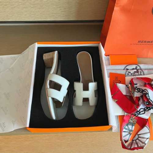 橙子出厂价 Hermes 爱马仕 夏季经典粗跟h拖鞋 旅游度假沙滩凉拖 面料：羊皮纹 跟高：4.5Cm 码数：35-42