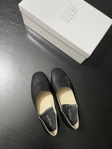 p：390 Maison Margiela 方头设计演绎复古风尚，简约线条勾勒利落轮廓。一脚蹬的便捷，融入先锋时尚态度，低调中尽显高级，为日常穿搭注入别样格调