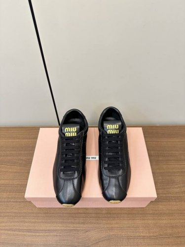Miumiu 2025早春新品 德训鞋 棒球鞋 Miu Miu 缪缪大秀上爆出的这双球鞋 后全球各大代购官网火爆上市. 简单很随意不羁又能体现单宁美感，整双鞋子