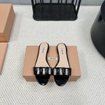 出厂： 独家顶级版本 缪缪miumiu2025vs春夏新款拖鞋系列 专柜主打最新款 休闲小白鞋硬货上新 代购级别！高级感十足！国内外博主刷爆的一款，复古又时髦