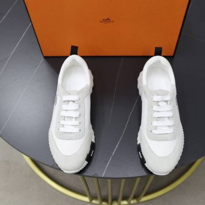 出厂价： 原单品质情侣 Hermes 顶级版本# 爱马仕h家经典情侣款 休闲运动鞋 情侣款休闲之履运动老爹鞋结合高科技帆布与麂皮山羊皮，在橡胶鞋底上饰以夸张“H