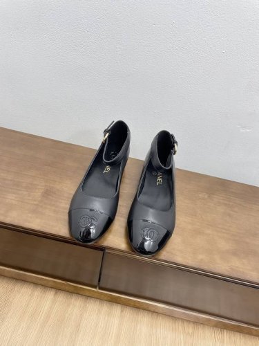 代购级chanel 24C新品圆头环带拼色玛丽珍单鞋 这一季系列真的超美 大爆款香奶奶家一贯的优雅名媛气质 高级感十足！上脚非常nice～ 不管光脚穿或搭配裙装