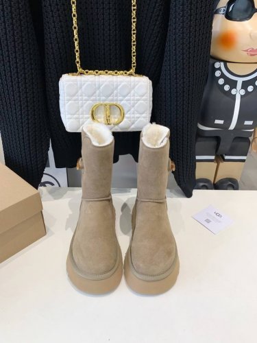 代购级 Ugg新款牛角扣雪地靴爆款来袭 入冬大衣必有牛角扣一席之地！而这款雪地靴设计灵感来源于经典的牛角扣大衣，经典元素融入于此 使得看起来更加温暖！满满的心机