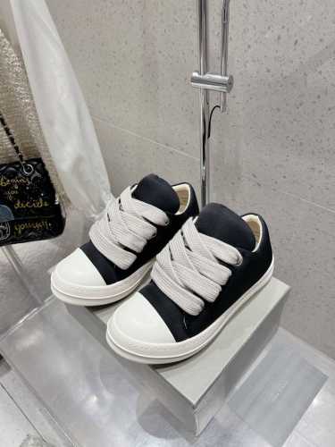 Rick Owens 欧文斯24 绑带面包鞋小面包可可爱爱又潮潮酷酷 真的是早春的时尚利器呢！穿搭适配度满分 轻松摆脱路人感 皮质也是软呼呼的，用料相当考究 上
