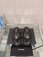 布面 -皮面 - 24Fw夏季新款chane*小香宽带夹脚人字拖鞋 人字拖孩就是夏天的标配！简单的人字拖居然能做到这么好看，鞋面采用双c Logo点缀！香奶奶果