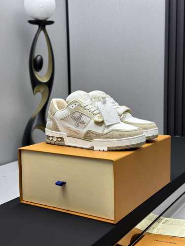 工厂直销 顶级版本 LV-路易威登-经典走秀新款空胶工艺 原版1：1开发复刻！！上脚非常舒适 奢侈用料，做工精细，中底印有欧洲制造英文字母鞋面由意大利进口小牛皮