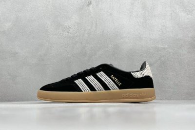 270 Ad Gazelle Indoor Trainers 羚羊内训系列低帮复古百搭休闲运动德训风板鞋 90年代经典的版！自60年代以足球训练鞋面世以来,Ga