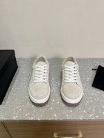 牛京 SAINT LAURENT 圣罗兰 SL61爆款休闲小白鞋 休闲鞋注入加休闲复古的设计，超好看百搭，鞋面采用牛皮冲孔拼接组合，侧面烫金标识性logo，脚感