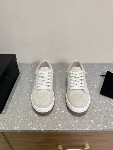 牛京 SAINT LAURENT 圣罗兰 SL61爆款休闲小白鞋 休闲鞋注入加休闲复古的设计，超好看百搭，鞋面采用牛皮冲孔拼接组合，侧面烫金标识性logo，脚感