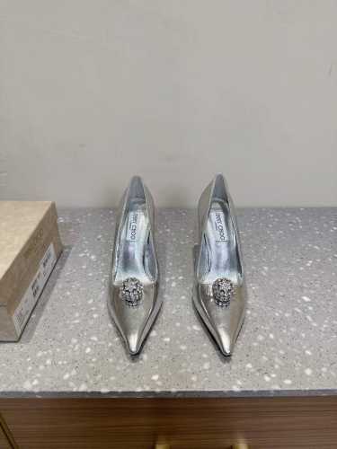 Jimmy Choo 25ss早春新款 水晶钻扣尖头 单鞋 高跟鞋 重逢惊艳 优雅邂逅 碰撞之美 时尚国外博主同款街拍推荐 造型大胆别致 满分街拍搭配钻扣 时髦