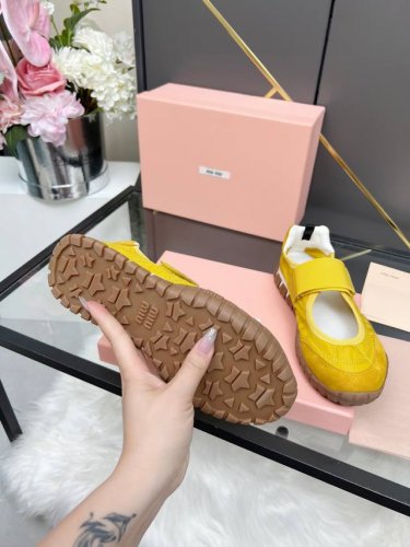p300 Miumiu玛丽珍穿上太舒服了上脚舒服轻巧， 面料：原版尼龙定制布料/牛反绒 内里：原版进口柔软羊皮 鞋底：原版开模防滑橡胶大底 size：#35-4