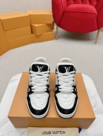 原版开发 品质出货 欢迎对比 LVTRAINER MAXI 胖嘟嘟情侣款运动鞋 天花板级别。对版出货 LV Trainer Maxi运动鞋将成衣系列的宽松廓形引
