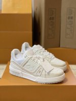 顶级版本 情侣款上线路易威登男装全新配色LV Trainer 运动鞋款号1A8FN8，新款发布会预定，荔枝纹皮拼米色水洗牛仔布料，重新演绎经典 LV Train