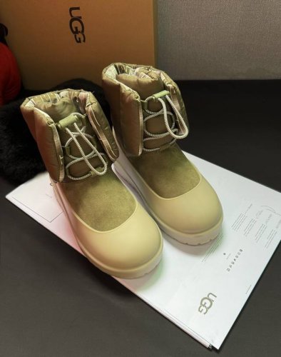 Ugg胶套雪地靴，Ugg雪地靴 码数女35-40。 鞋面是牛反绒皮毛一体内里。太阳花大底。靴口羽绒包裹增加了保暖性。两穿胶套。防水防脏 套上呆萌可爱。不套秀气休