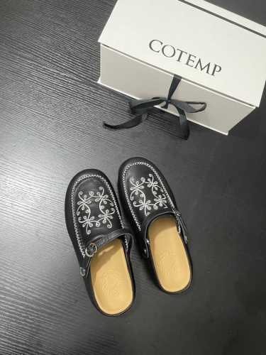 p：400 Cotemp穆勒拖鞋 将酷帅与精致完美融合。鞋面的银色花纹刺绣，如灵动的艺术符号，打破单调。简约搭扣设计增添细节感，一脚蹬的款式方便又随性。无论是搭