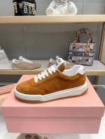出厂价 MiuMiu缪缪家早春最新走秀款 休闲脏脏鞋 运动小白鞋 国内外博主刷爆的一款，小红书种草系列，复古又时髦上脚美炸了 简约的运动板鞋设计，极具辨识度的鞋