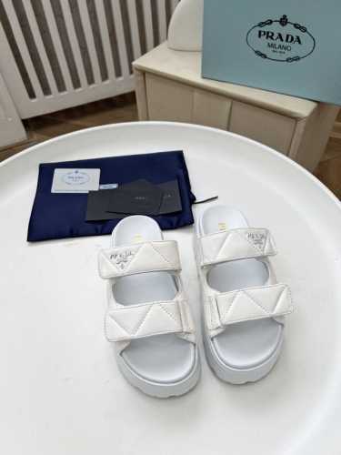Prada 普拉达25ss夏季新款情侣款沙滩厚底勃肯凉鞋这个鞋型真的属于经典不会过时的设计而且符合当下大家这种追求舒适，健康的穿着理念，被很多国内外的明星，时尚