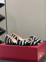 roger vivier new arrival～RV 2024平底鞋新品slingback，闪耀可爱精致优雅的法式高级感羊皮内里，意大利进口牛皮底size 3