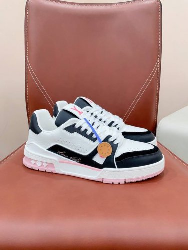 已认证 路易威lvtraine 运动鞋 Virgil Abloh 马卡龙系列从复古篮球鞋汲取灵感，打造备受青睐的lvtraine 运动鞋。此款鞋履为粒面牛皮革压