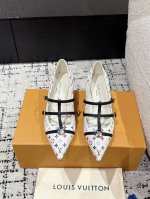 顶级版本 Louis Vuitton 路易威登 25 春夏尖头高跟鞋 鹰嘴小尖头搭配镂空皮条小方扣可调节松紧， Lv五金 “Logo”饰以点缀，细节质感特别的高