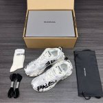 720 纯原版本Balenciaga 巴黎世家-Runner白色涂鸦做旧通过溢胶、做旧、缝线等细节，展示了设计师 Demna 的运动鞋风格，用一双「旧鞋」传递复