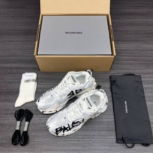 720 纯原版本Balenciaga 巴黎世家-Runner白色涂鸦做旧通过溢胶、做旧、缝线等细节，展示了设计师 Demna 的运动鞋风格，用一双「旧鞋」传递复