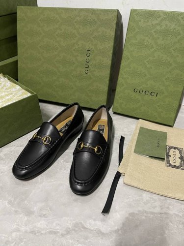 2024秋冬经典款 Gucci 1953马衔扣乐福鞋，采用皮革精心打造。 这款经典造型于20世纪 50 年代面世以来，不断借助新的形式和材质重塑经典学院风范顶级