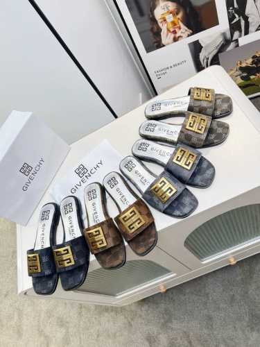 GIVENCHY 纪梵希露趾平底拖鞋出货了，带有品牌标志的金属饰扣与金属质感的银色皮垫搭配，高端大气上档次。鞋面头层牛皮，内里羊皮，35-40码。41-43码可