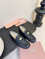 代购级390 miu Miu 25Ss 缪缪春夏新款 方圆头 乐福鞋 上世纪50年代，乐福鞋搭配制服，风行美国校园。学生为抗议校内着制服的规定，便将一枚硬币嵌入