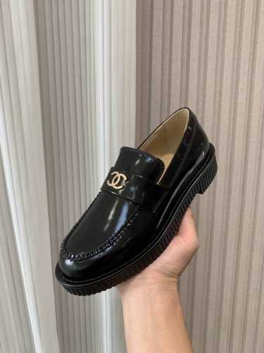 出厂价 Chane* ｜小香经典拼色双c乐福鞋单鞋乐福鞋爱好者绝不能错过这款气质上更中性帅气几分 线条感很足鞋面采用进口小牛皮 牛油内里垫脚采用丝绸羊皮意大利进