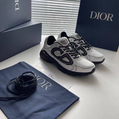 Dio* 迪奥 ：高版本 。官网同步发售。本季全新推出Ｄ家B30 低帮运动鞋。鞋面采用牛皮拼接鞋面搭配网眼织，饰以反光CD30图行标志 原版网布内里 凸显高端