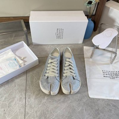 出厂价 独家私模新款 Maison Margiela 新款白色logo印图分趾帆布休闲鞋。买原版历经二个多月反复复刻终于出货了。材料，工艺，做工就不一一详细描述