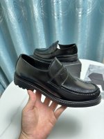 出厂价： Prada 普拉达 原版正装皮鞋 材料：鞋面原版进口牛皮， 牛皮内里， 原版大底。 码数：38-44码