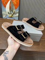 Brunellocucinelli 。B C情侣款男女增高鞋上新款了。 面料：进口牛绒。内里进口牛绒，原版扣，纯铜珠链，上脚美观大方，百分百原版开发。原版包装，