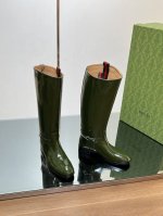 古奇 Gucci 秋冬修长造型马衔扣马术长靴 走秀款过膝靴顶级代购级亮面开边珠皮靴，重工艺所有制作整个做工与原版一致！ 这款靴子甄选黑色亮面开边珠制作，巧妙融入