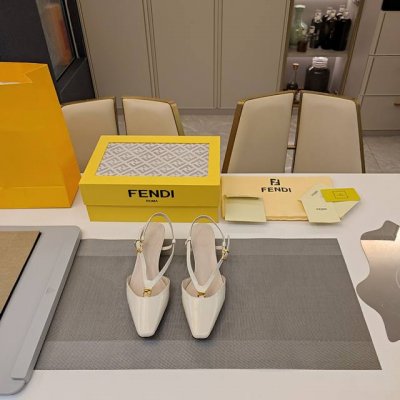 小锥跟v字绑带金属双f搭扣穆勒凉鞋系列” Fendi顶级版 2025官方vi 量版式高配版天地盖包装 认清包装高配版本，低端勿比。 芬迪.24Ss夏秋季走秀主推