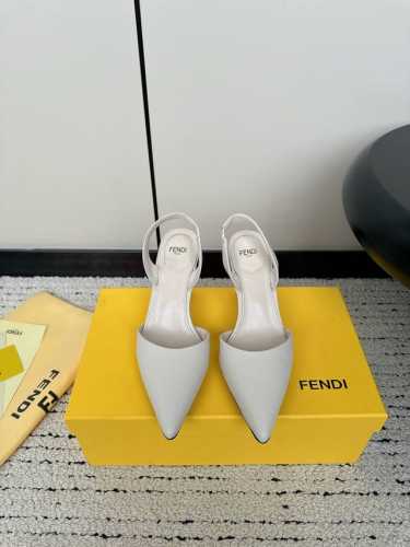 Fendi 24Ss 芬迪系列 双ff 高跟 凉鞋 采用锥形鞋头和金属踝带设计 ，鞋跟饰有金属selleria缝线及金属饰钉 互相呼应 展现出最前卫时尚舒服的设