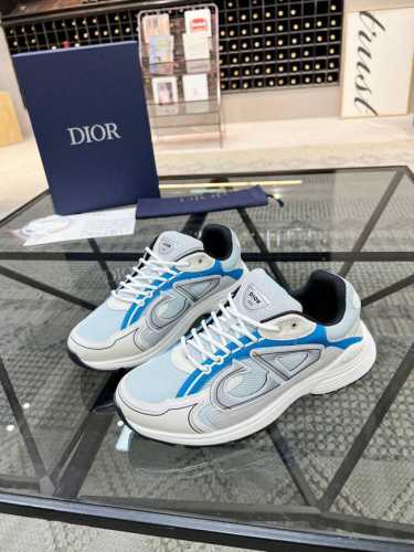 出厂价 Di~R 运动跑鞋 新款运动鞋以现代线条彰显时尚风范，运动鞋动感十足而不失优雅，将轻盈质感与灵活性能集于一身，尽显品牌精湛工艺，鞋面采用进口网眼织物科技